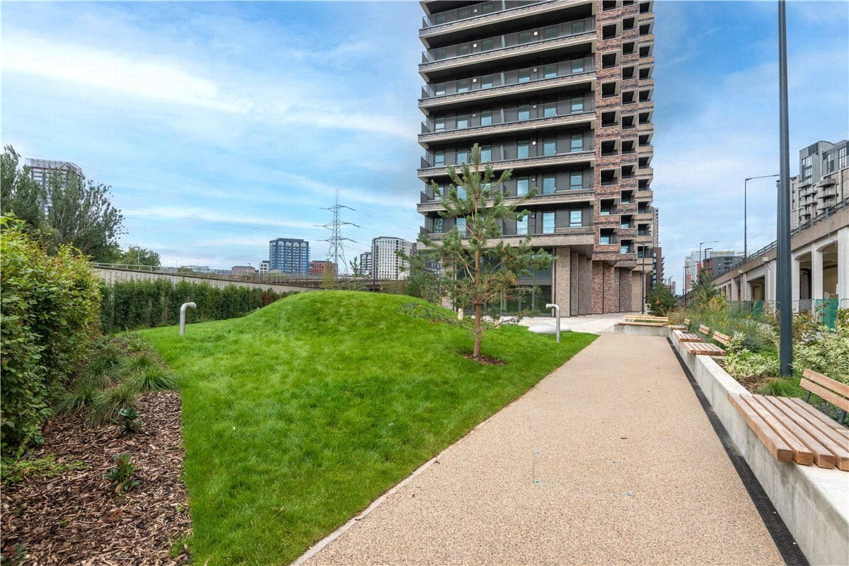 2 bedroom flat, Heartwell Avenue, London E16 - Let Agreed