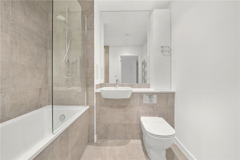 3 bedroom flat, Heartwell Avenue, London E16 - Available