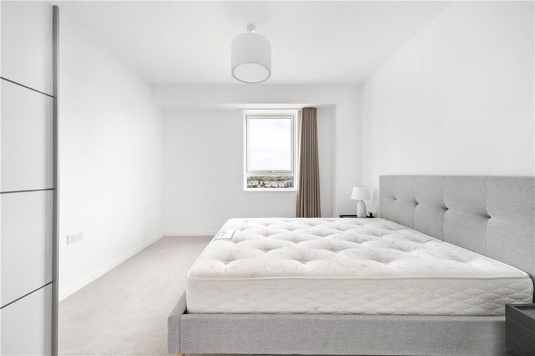 3 bedroom flat, Heartwell Avenue, London E16 - Available