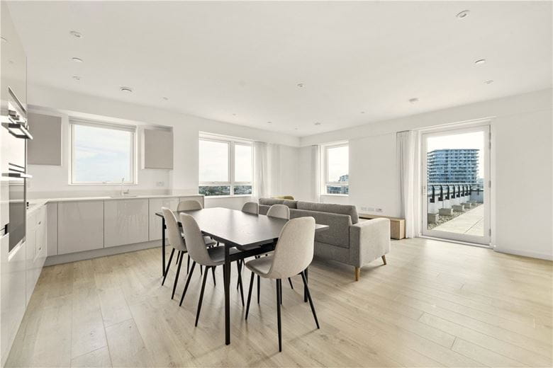 3 bedroom flat, Heartwell Avenue, London E16 - Available