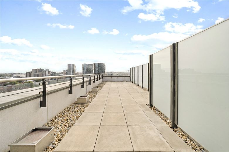 3 bedroom flat, Heartwell Avenue, London E16 - Available