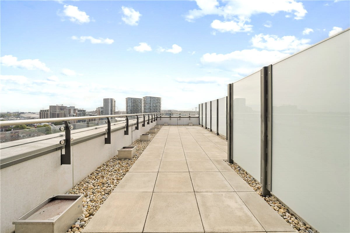 3 bedroom flat, Heartwell Avenue, London E16 - Available