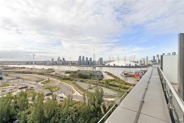 3 bedroom flat, Heartwell Avenue, London E16 - Available