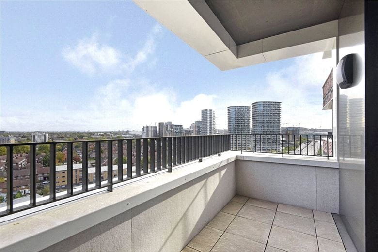 3 bedroom flat, Heartwell Avenue, London E16