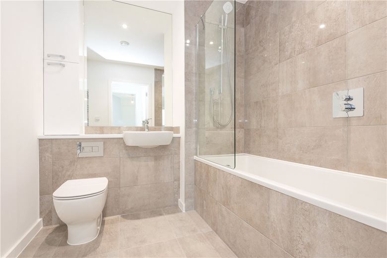 3 bedroom flat, Heartwell Avenue, London E16