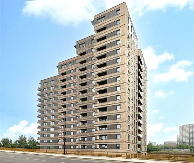 3 bedroom flat, Heartwell Avenue, London E16 - Available