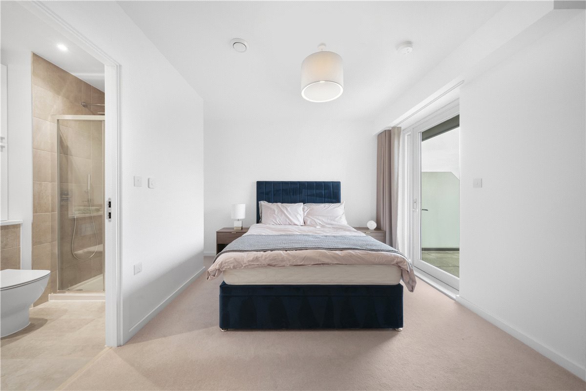 3 bedroom flat, Heartwell Avenue, London E16 - Available