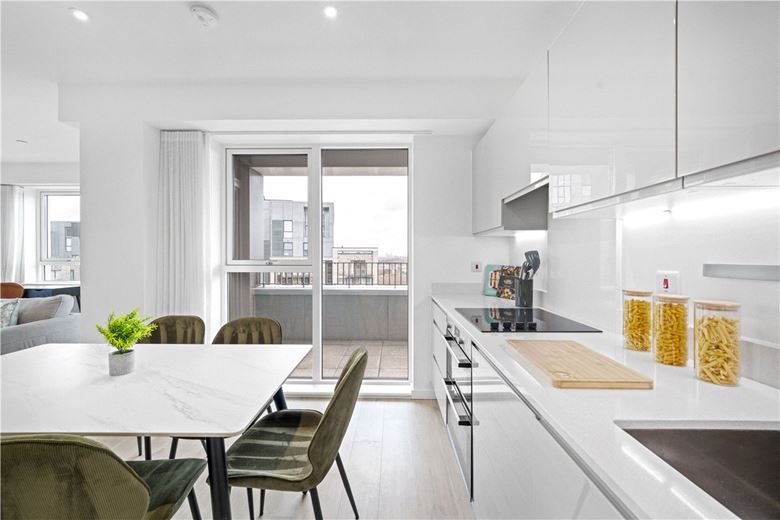 3 bedroom flat, Heartwell Avenue, London E16 - Available