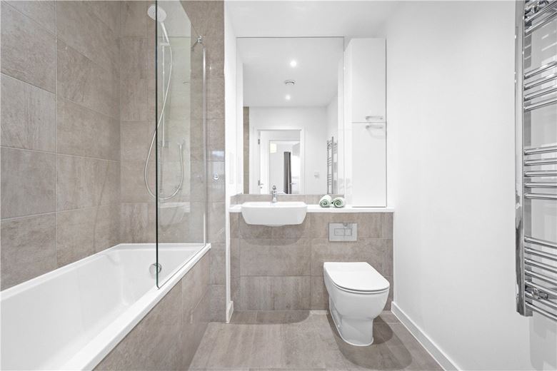 3 bedroom flat, Heartwell Avenue, London E16 - Available