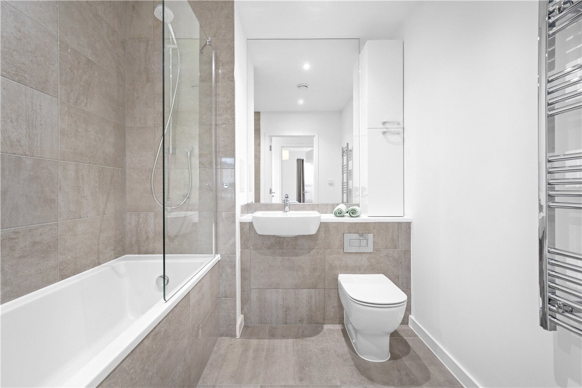 3 bedroom flat, Heartwell Avenue, London E16 - Available