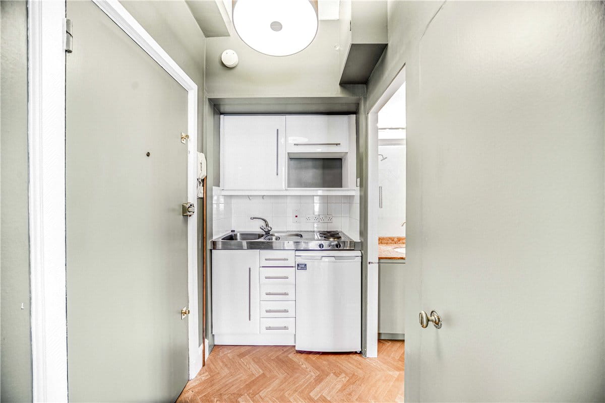  bedroom flat, Hallam Street, London W1W - Available