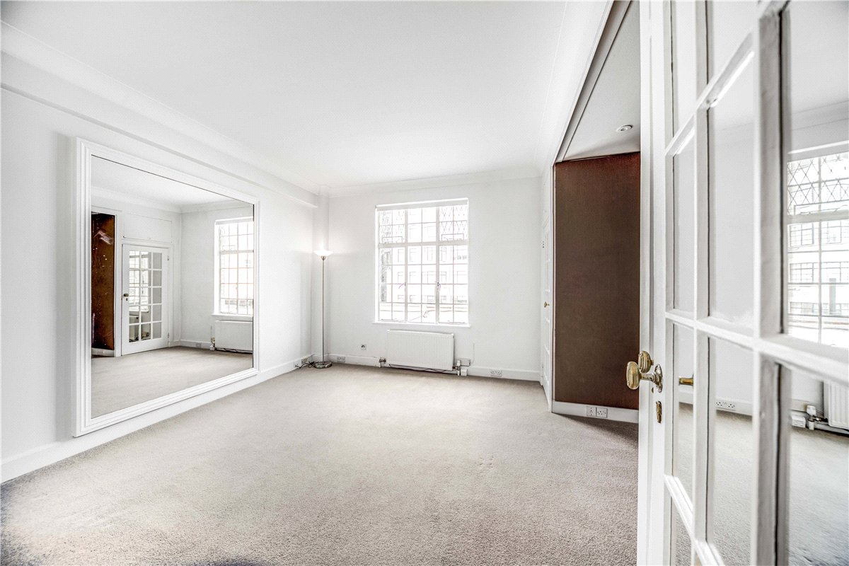  bedroom flat, Hallam Street, London W1W - Available