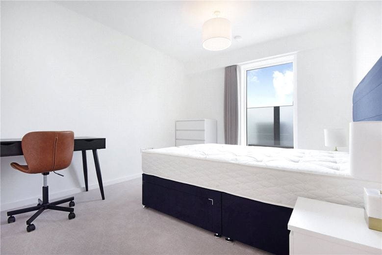 2 bedroom flat, Heartwell Avenue, London E16 - Available