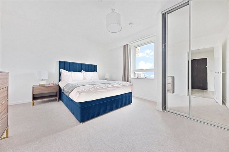 2 bedroom flat, Heartwell Avenue, London E16 - Available