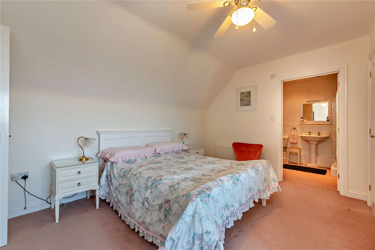 3 bedroom flat, Woodridge, Newbury RG14 - Available