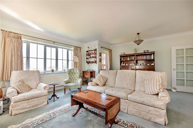 3 bedroom flat, Woodridge, Newbury RG14 - Available