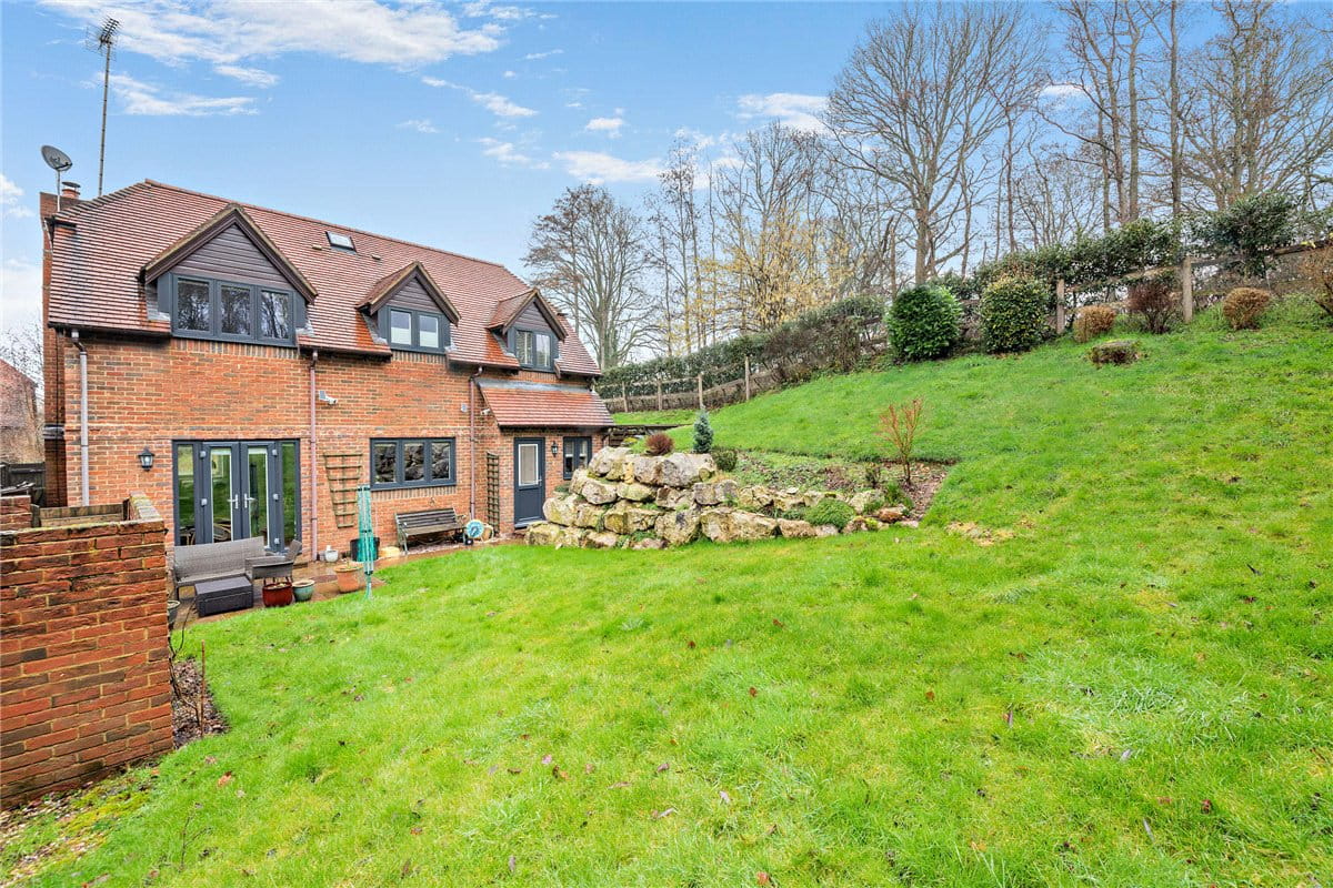 4 bedroom house, Crookham Hill, Crookham Common RG19 - Available