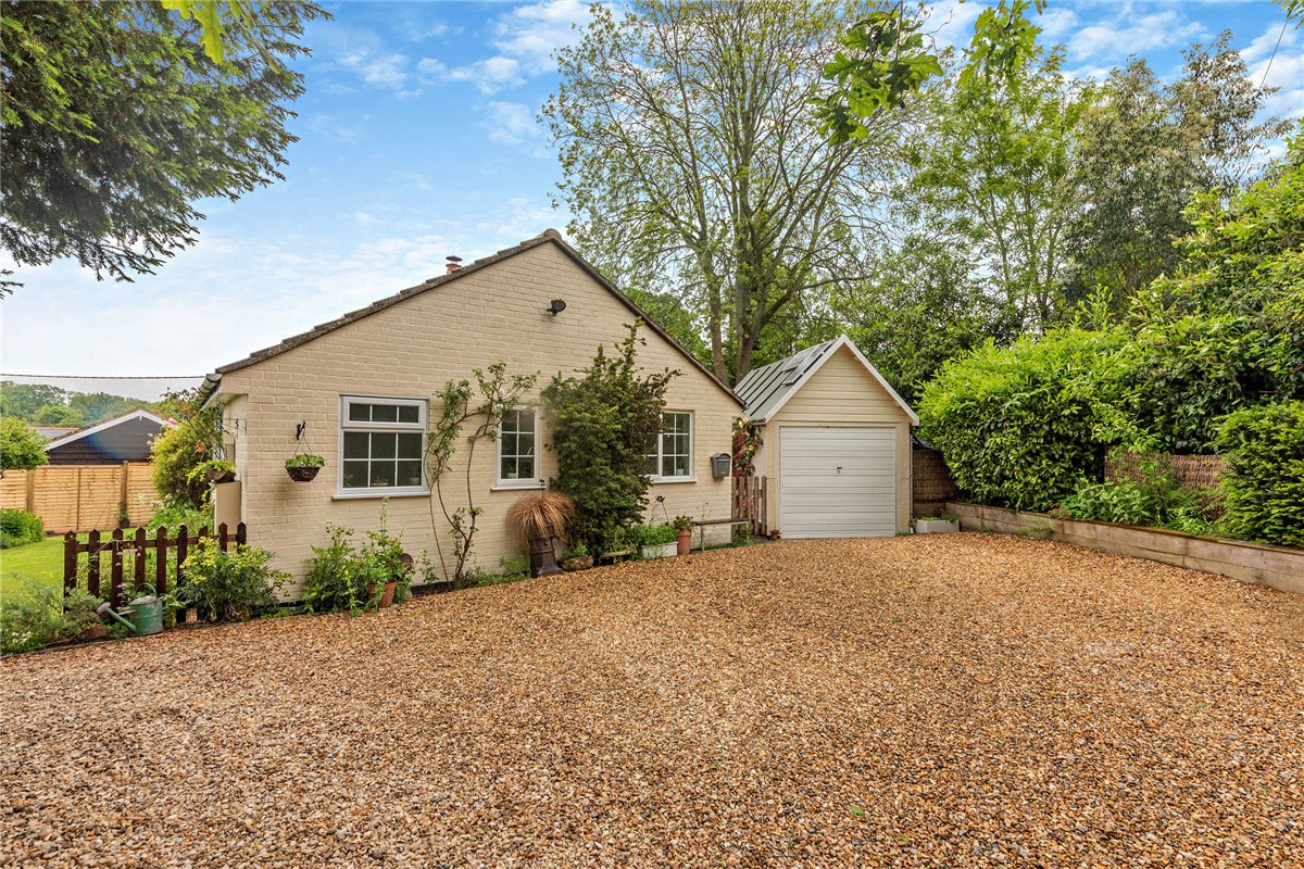 3 bedroom bungalow, Heath End, Newbury RG20 - Available