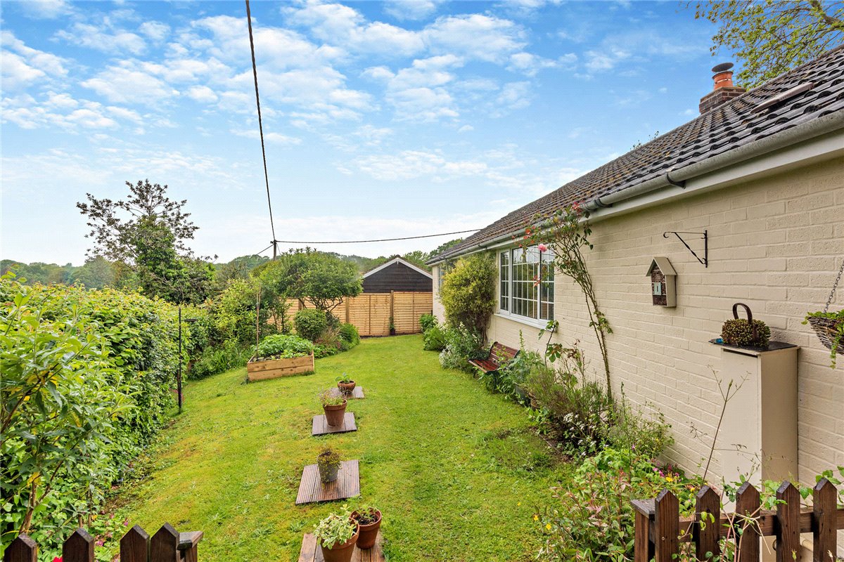 3 bedroom bungalow, Heath End, Newbury RG20 - Available