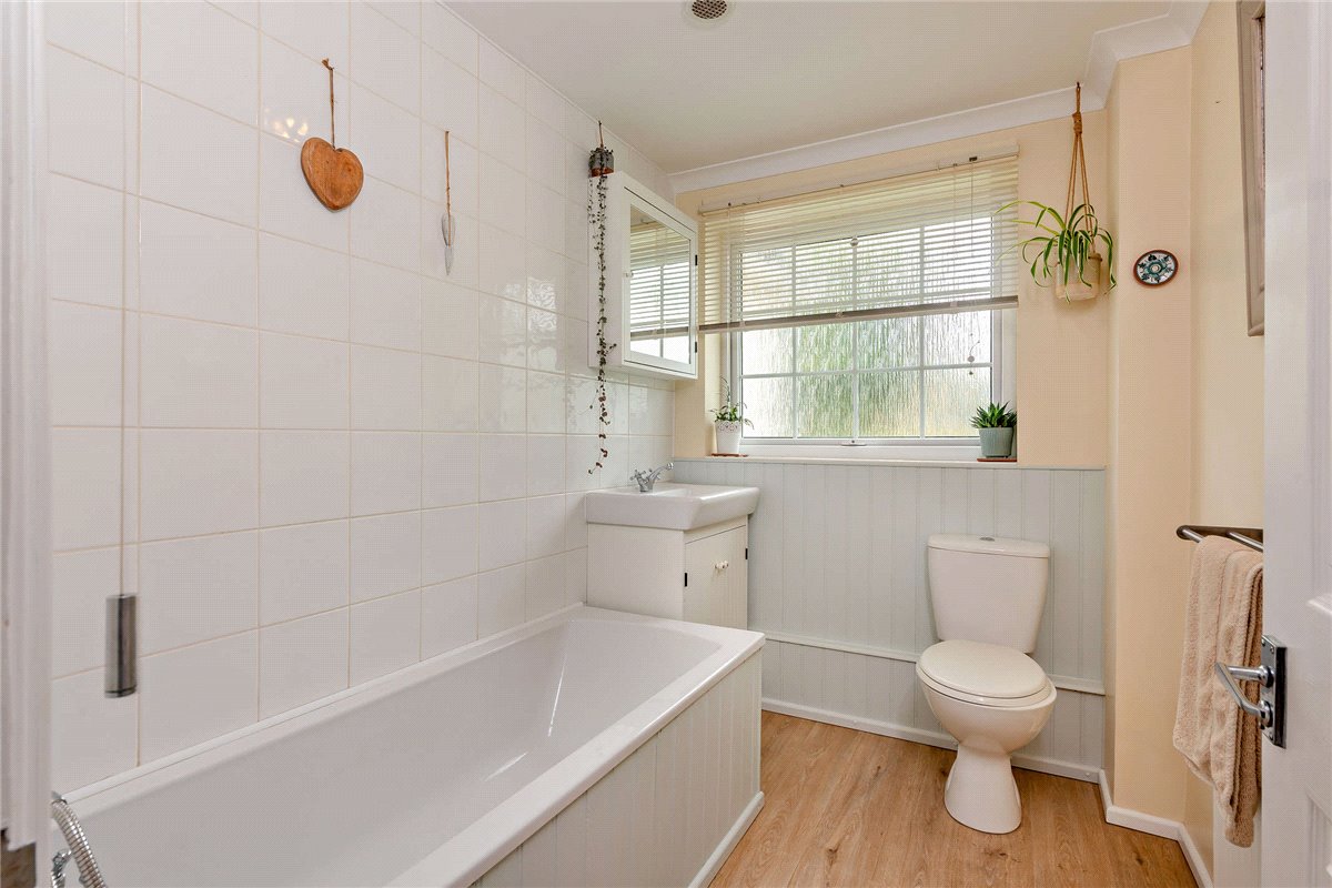 3 bedroom bungalow, Heath End, Newbury RG20 - Available