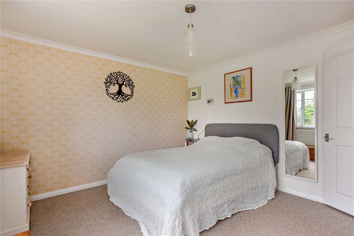 3 bedroom bungalow, Heath End, Newbury RG20 - Available