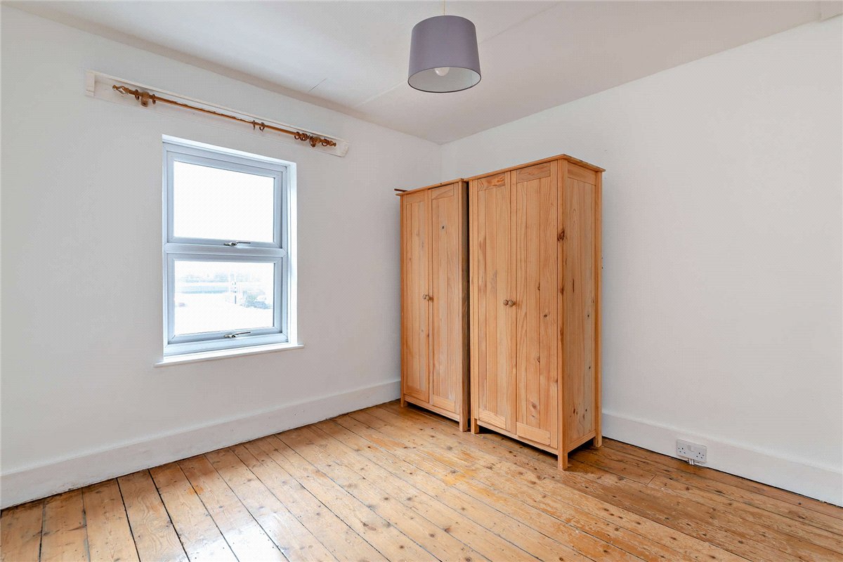 2 bedroom house, Kings Road, Newbury RG14 - Available