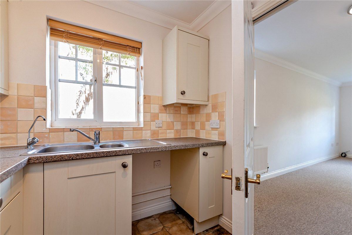 2 bedroom flat, Newtown Road, Newbury RG14 - Available