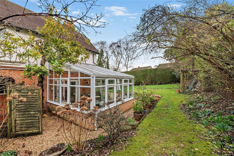 5 bedroom house, Andover Road, Newbury RG14 - Available