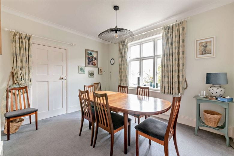 5 bedroom house, Andover Road, Newbury RG14 - Available