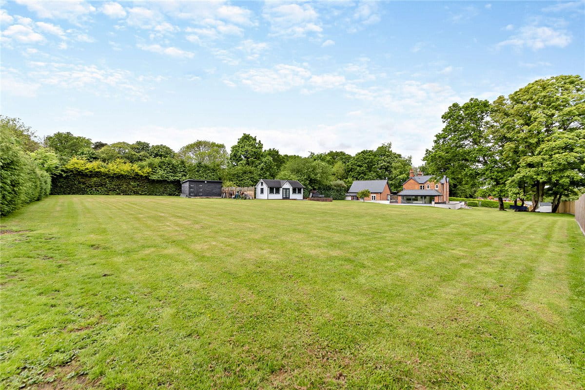 5 bedroom house, Newbury Road, Headley RG19 - Available