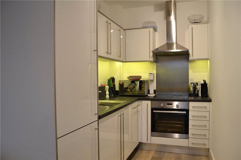 2 bedroom flat, Kelvin Road, Newbury RG14 - Available