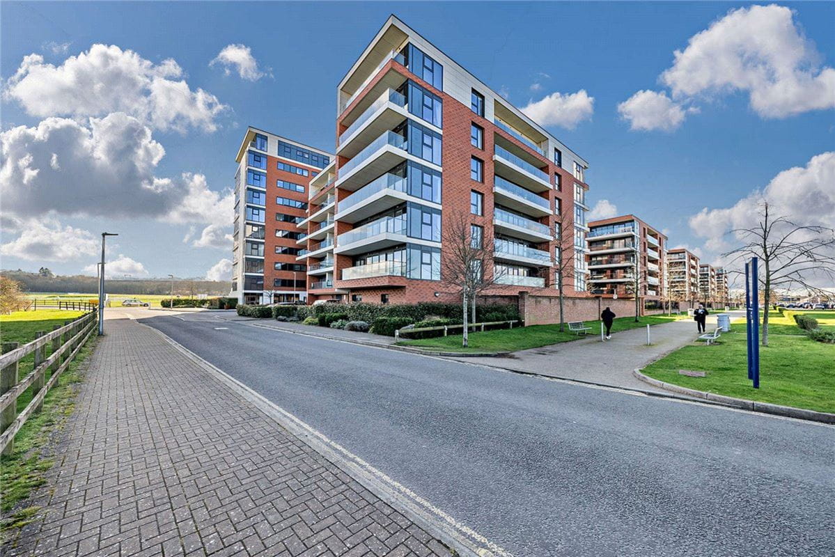 2 bedroom flat, Kingman Way, Newbury RG14 - Available