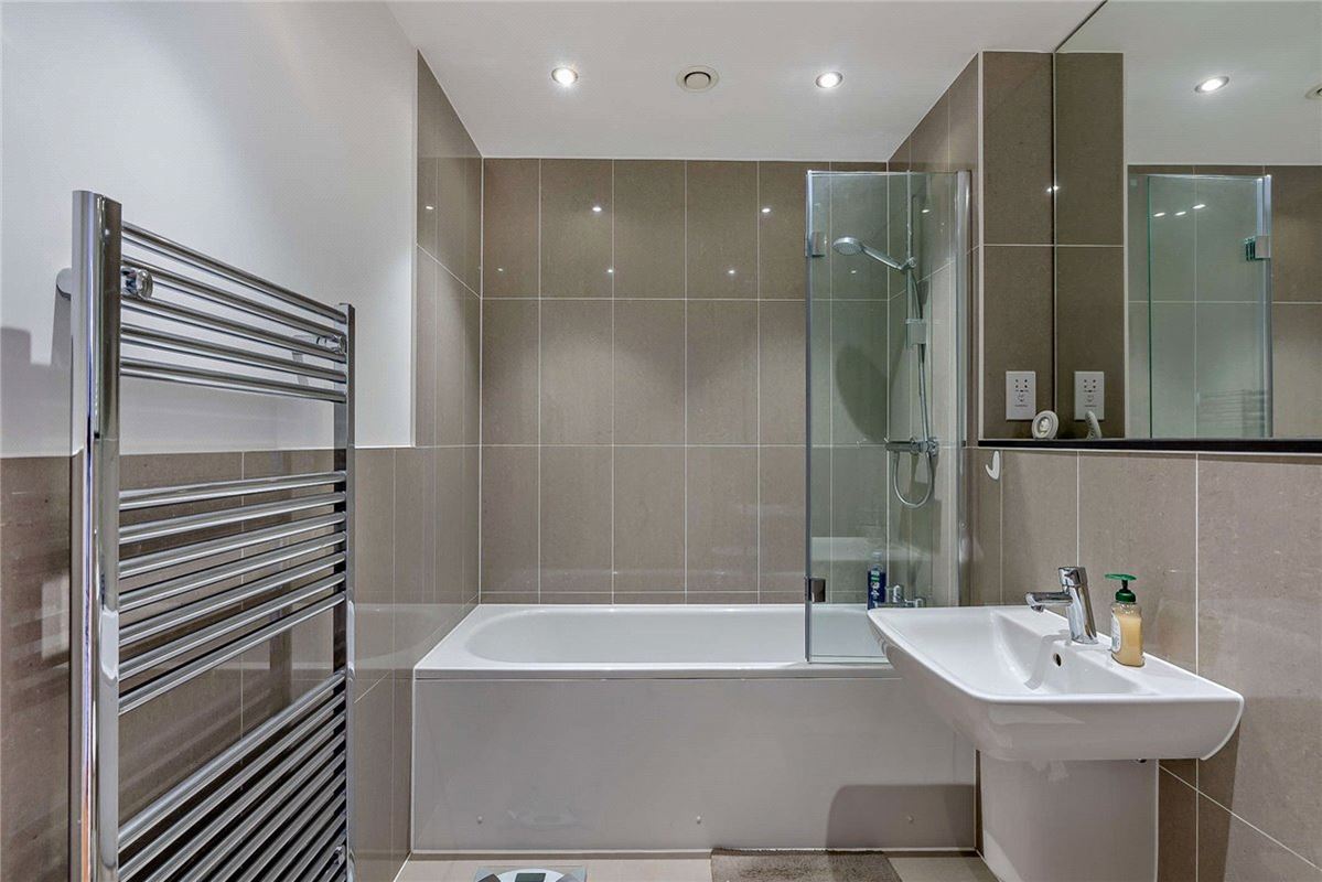 2 bedroom flat, Kingman Way, Newbury RG14 - Available