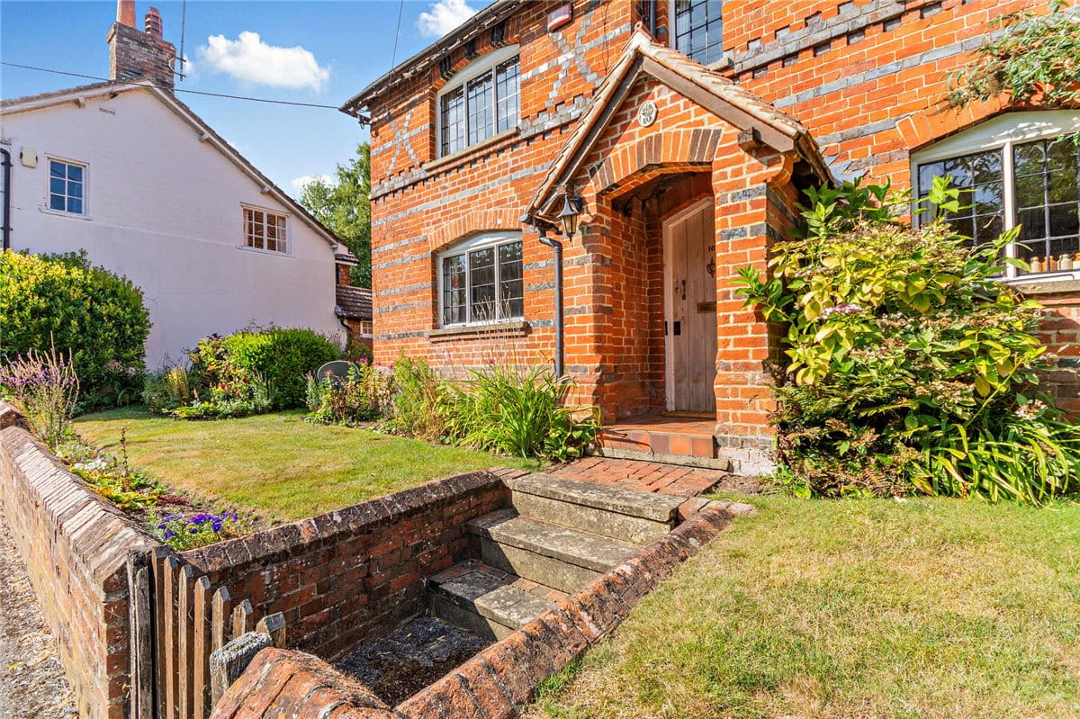 3 bedroom house, Newbury Road, Kingsclere RG20 - Sold STC