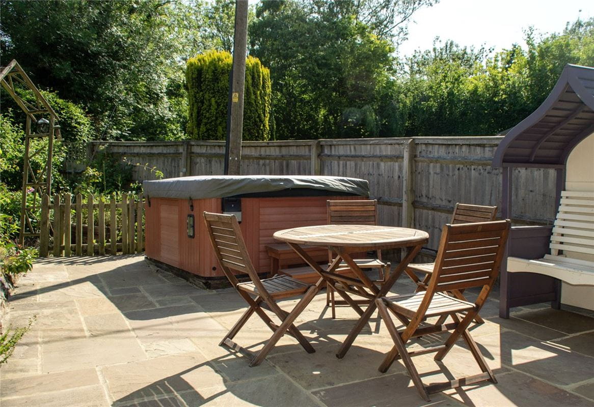 4 bedroom cottage, Newbury Road, Wickham RG20 - Available