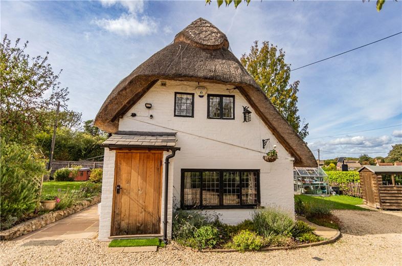 4 bedroom cottage, Newbury Road, Wickham RG20 - Available