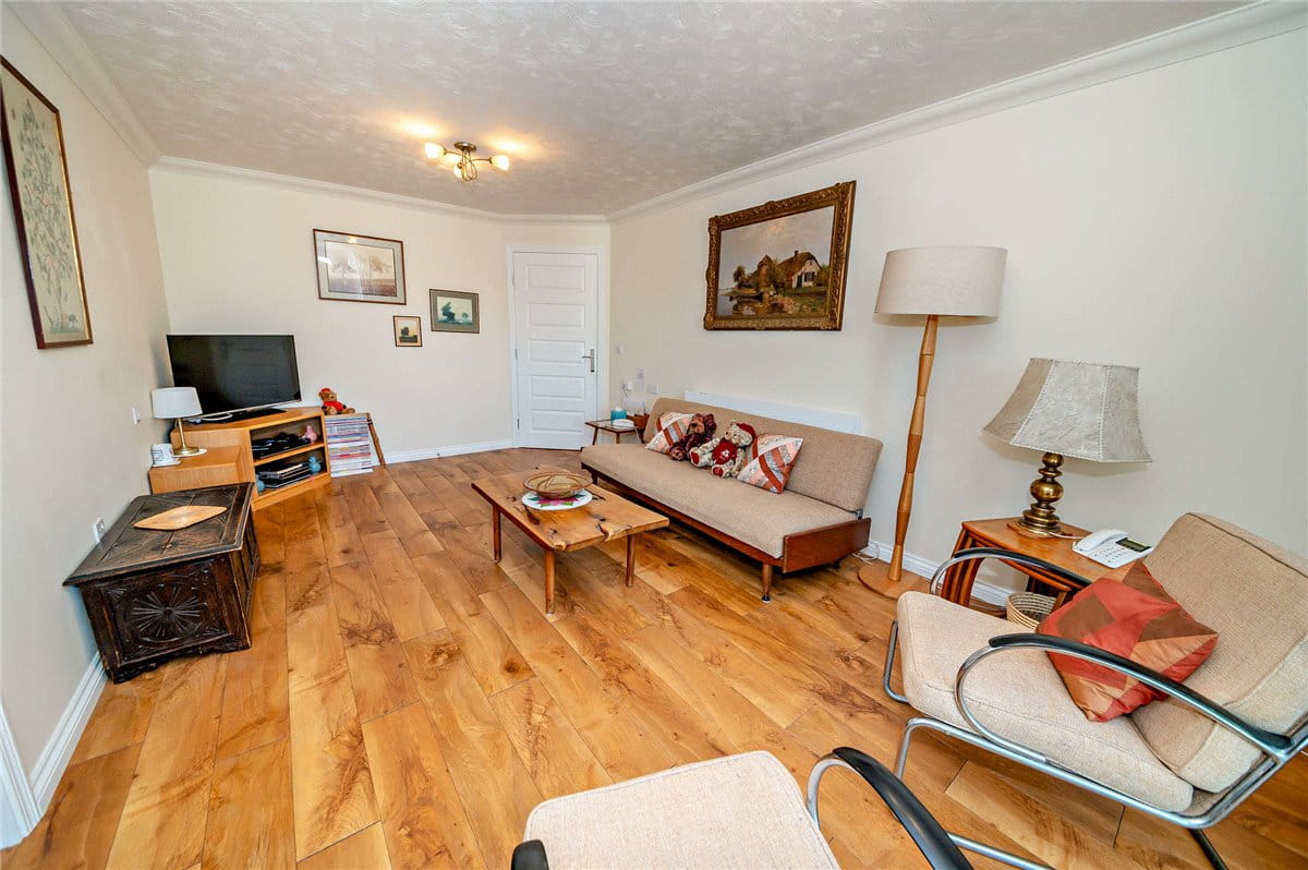 2 bedroom flat, West Street, Newbury RG14 - Available
