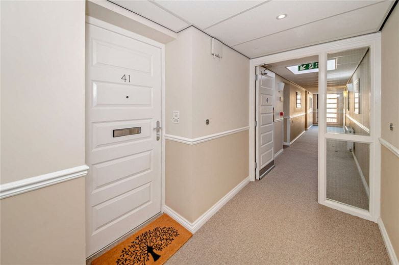 2 bedroom flat, West Street, Newbury RG14 - Available