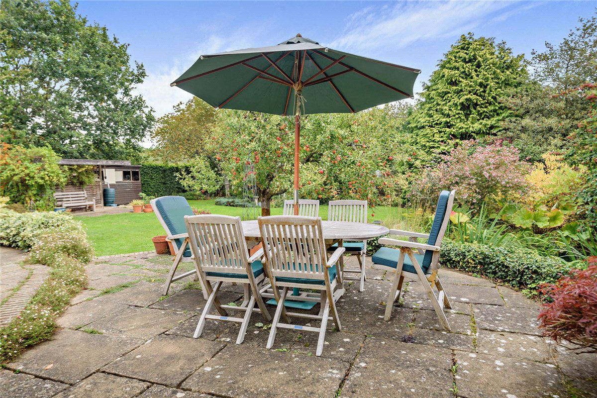 5 bedroom bungalow, Long Grove, Upper Bucklebury RG7 - Available