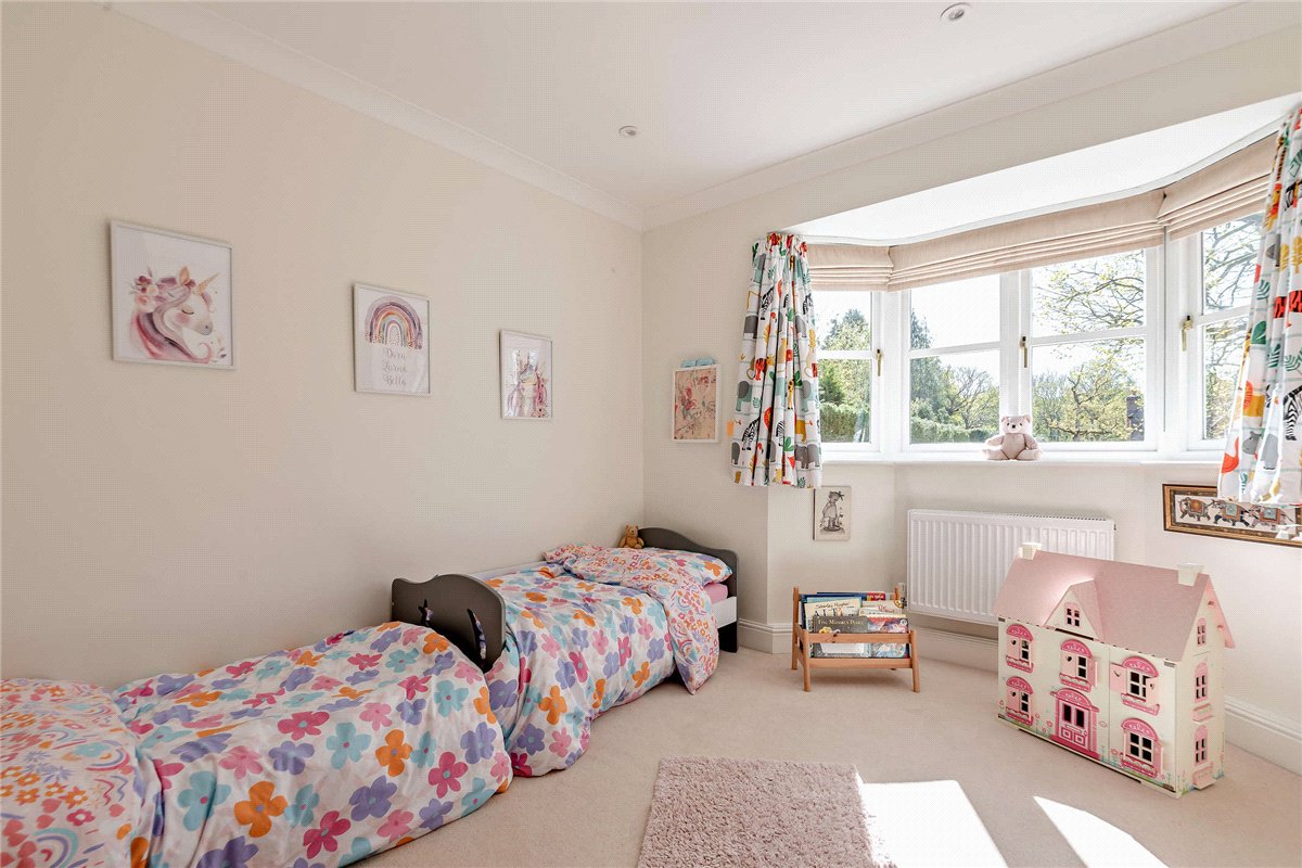 5 bedroom house, Oak Close, Baughurst RG26 - Available