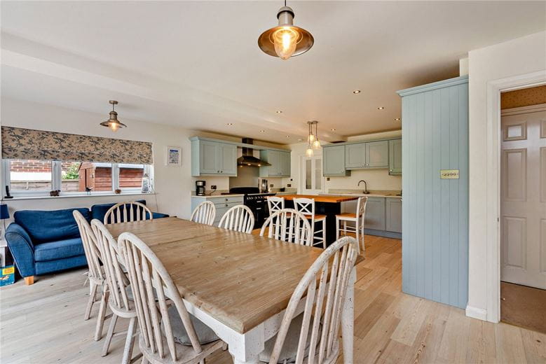 4 bedroom house, Arkwright Close, The Mount RG20 - Available
