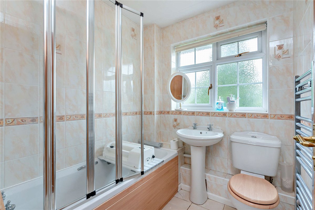 3 bedroom house, Harwood Rise, Woolton Hill RG20 - Sold STC