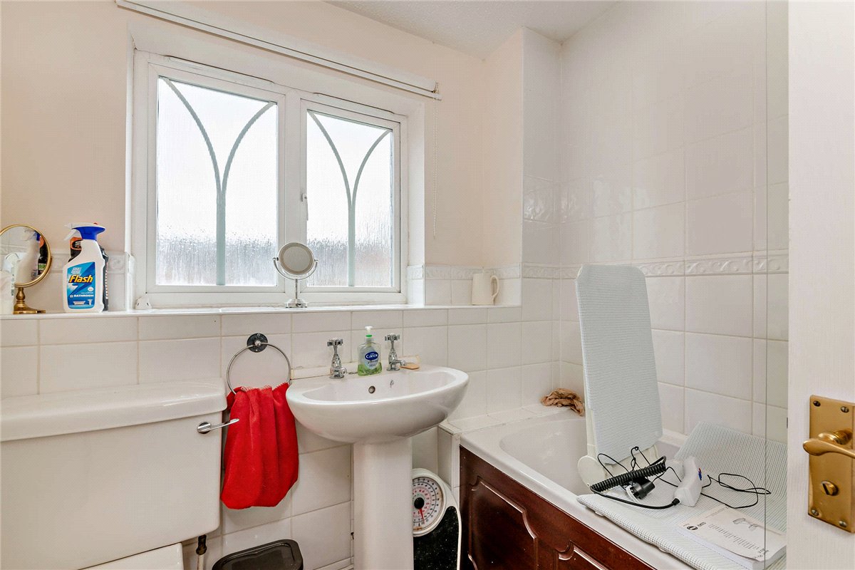 3 bedroom house, Horseshoe End, Newbury RG14 - Available