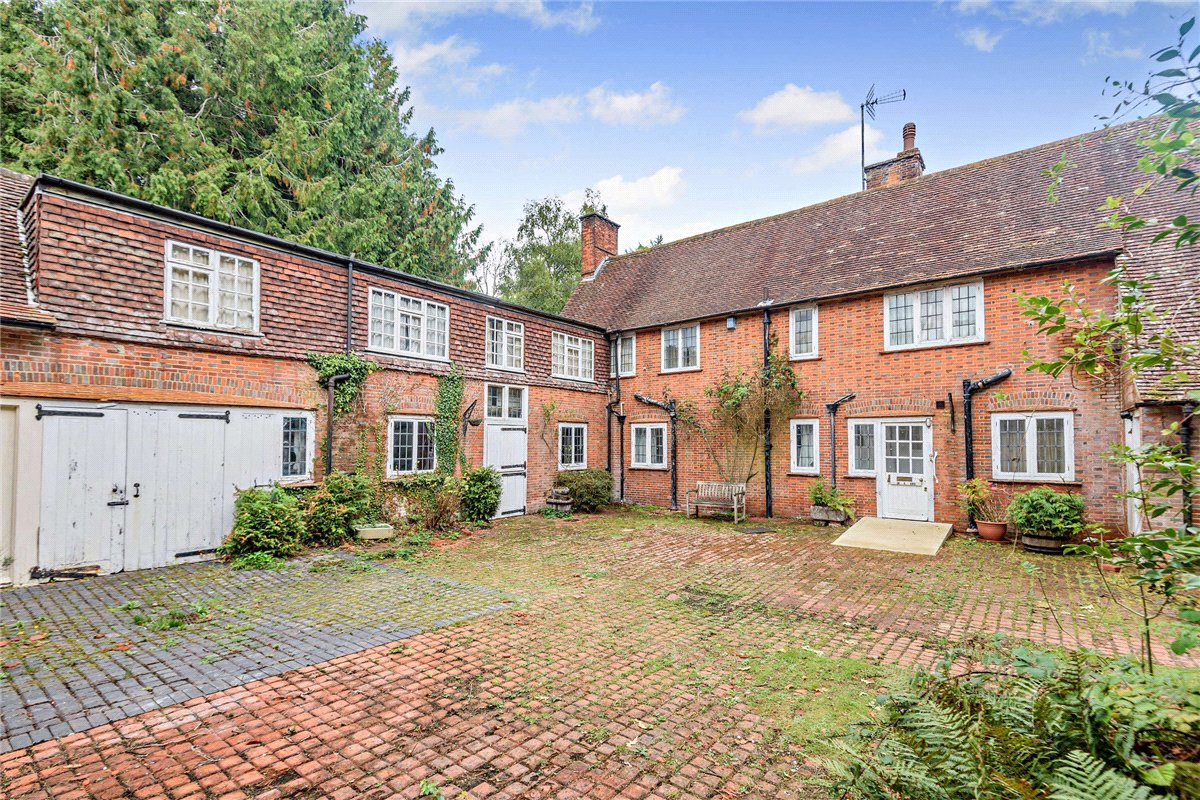 6 bedroom house, Burys Bank Road, Greenham RG19 - Available