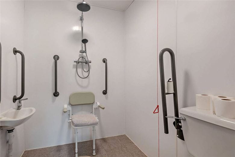 6 bedroom house, Burys Bank Road, Greenham RG19 - Available