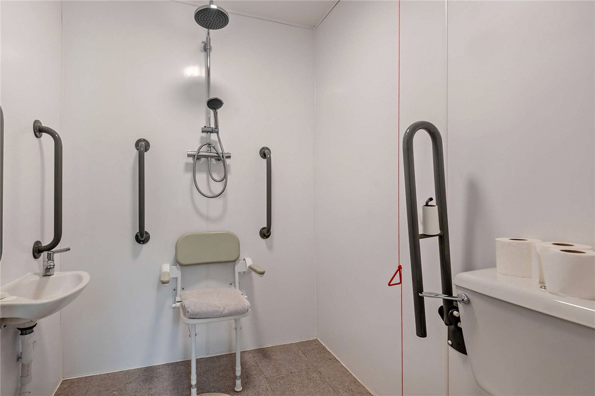 6 bedroom house, Burys Bank Road, Greenham RG19 - Available