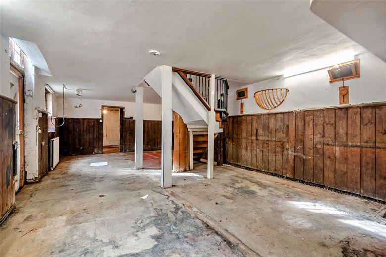 6 bedroom house, Burys Bank Road, Greenham RG19 - Available