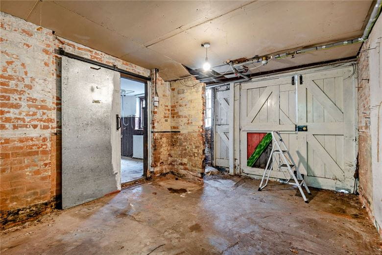 6 bedroom house, Burys Bank Road, Greenham RG19 - Available