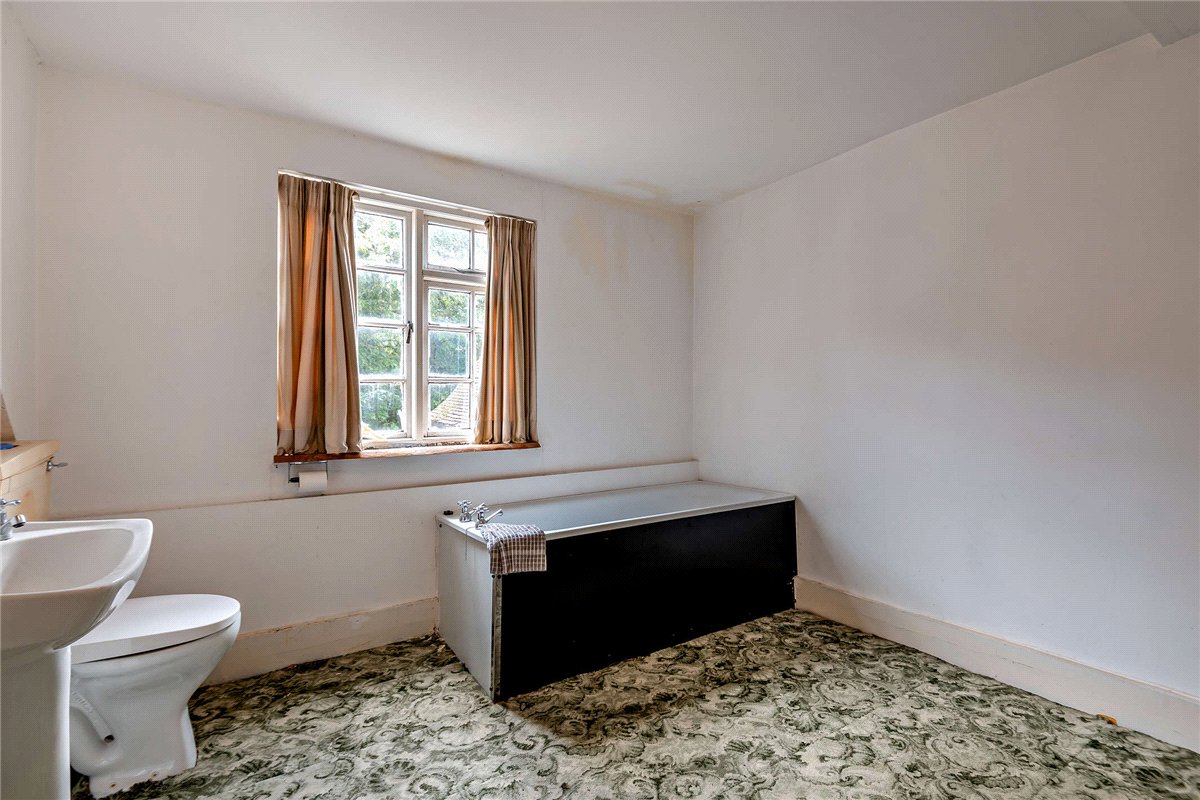 6 bedroom house, Burys Bank Road, Greenham RG19 - Available