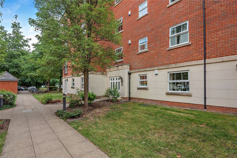 2 bedroom flat, Jago Court, Newbury RG14 - Available
